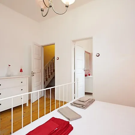 וילה Yellow House *