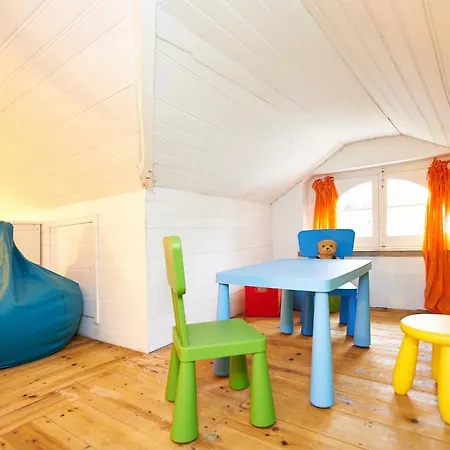 וילה Yellow House *